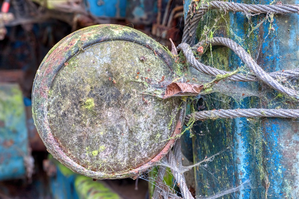 HDR urbex Lost in the Woods lada 1300 opel kadett trash fitou oldtimer youngtimer bus morgon tractor olielamp vuldop Airco generator belgie